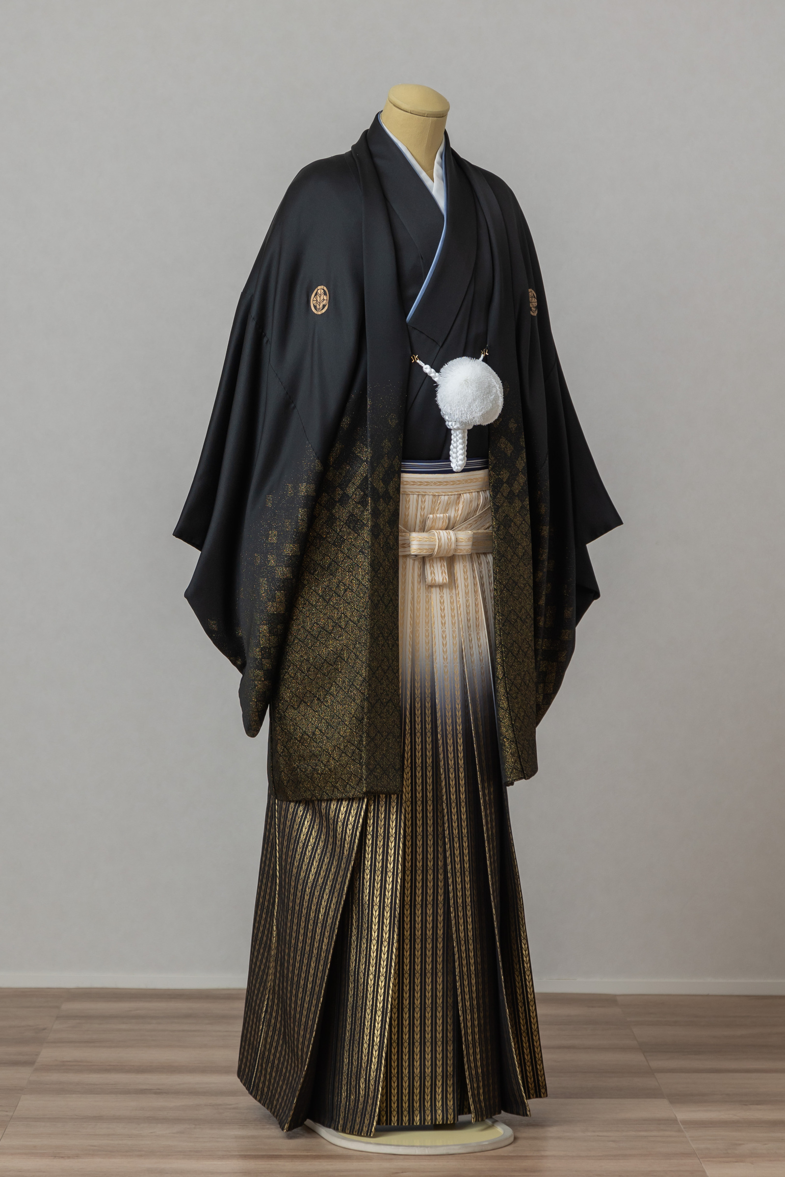 紋付・袴Ⅿ_005　M_009「黒金紋付×黒金グラデ袴」スライド1