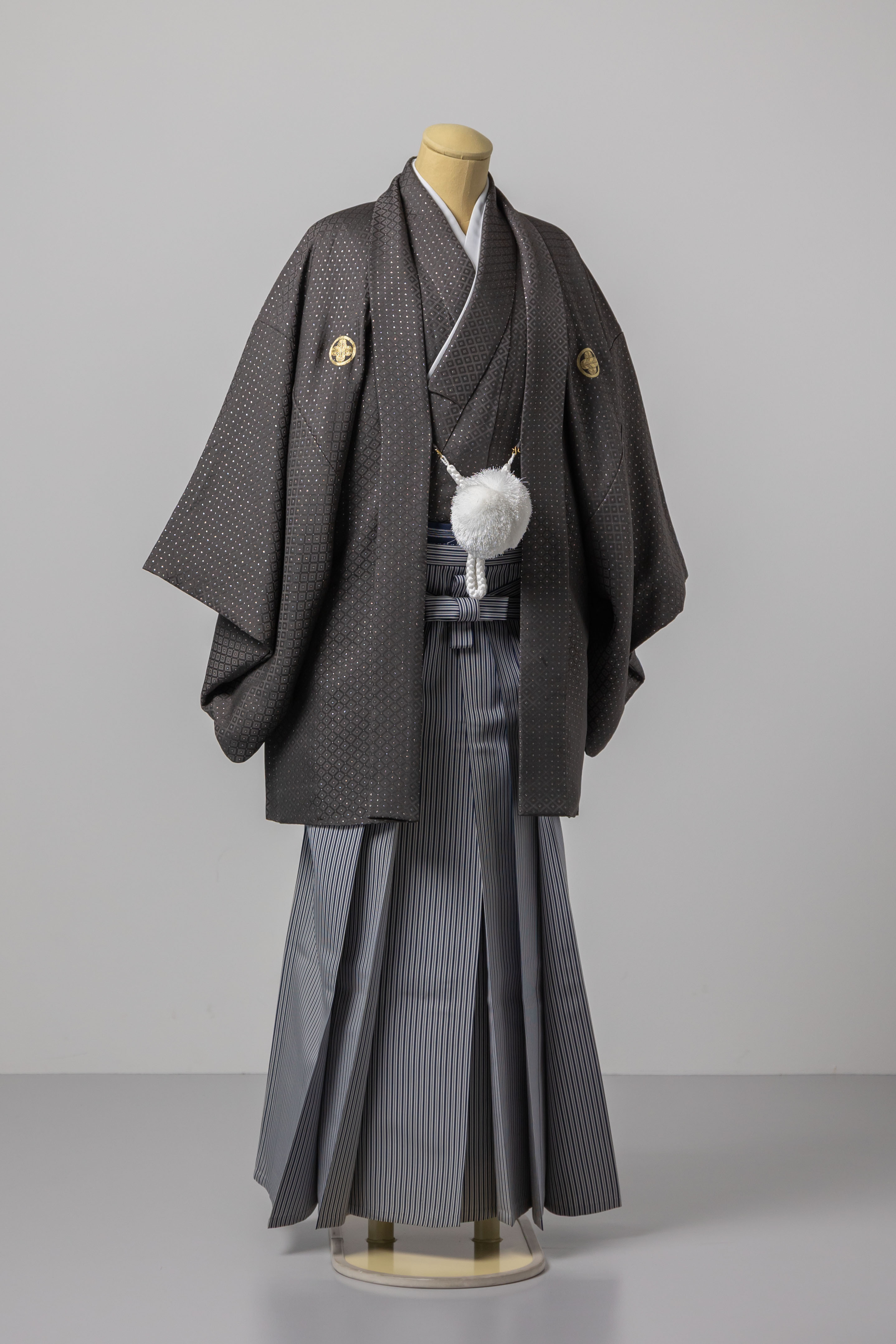 紋付・袴チャコール紋付×青筋袴「」スライド1