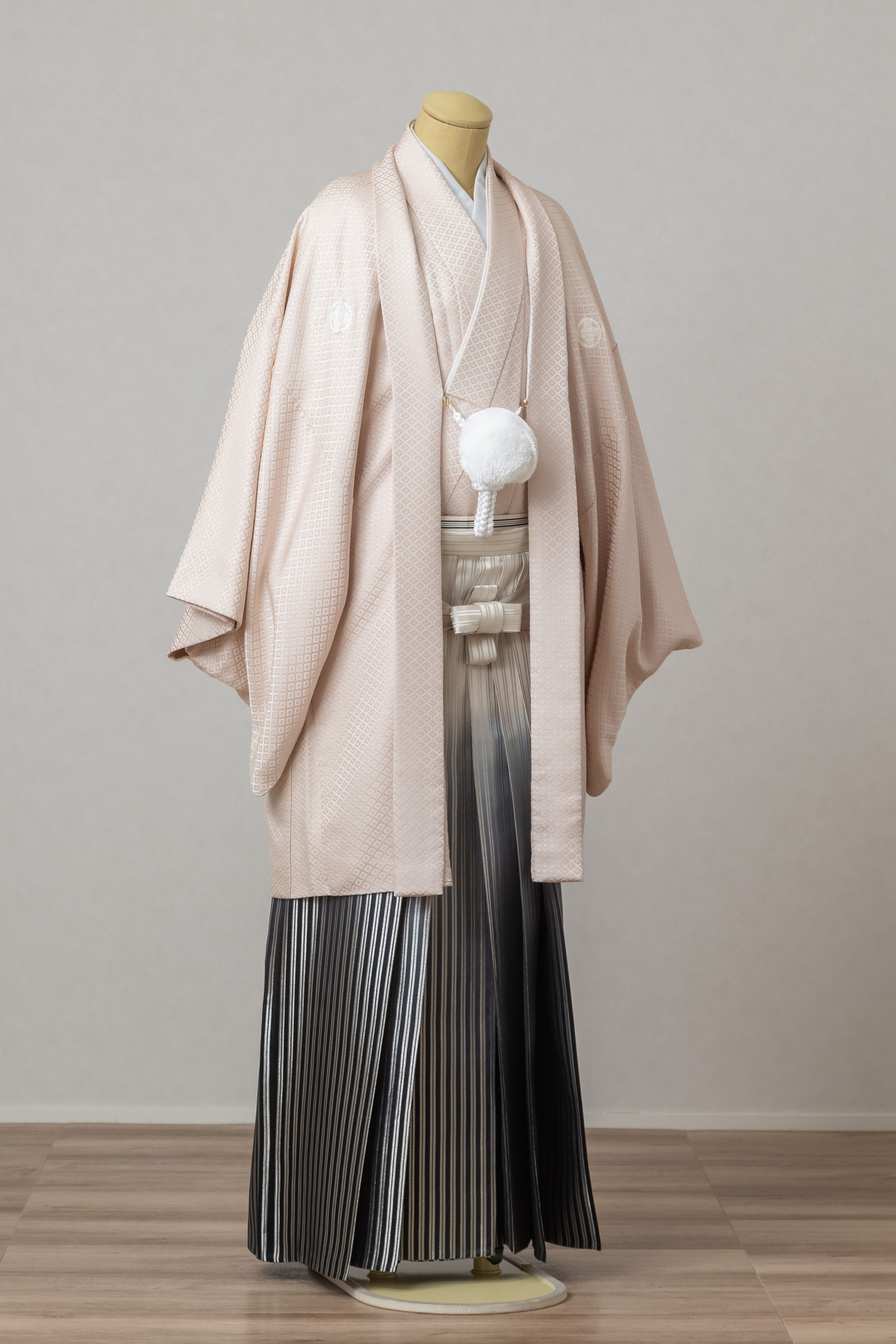 紋付・袴M_018M_008「ピンク紋付×グラデ袴」スライド1