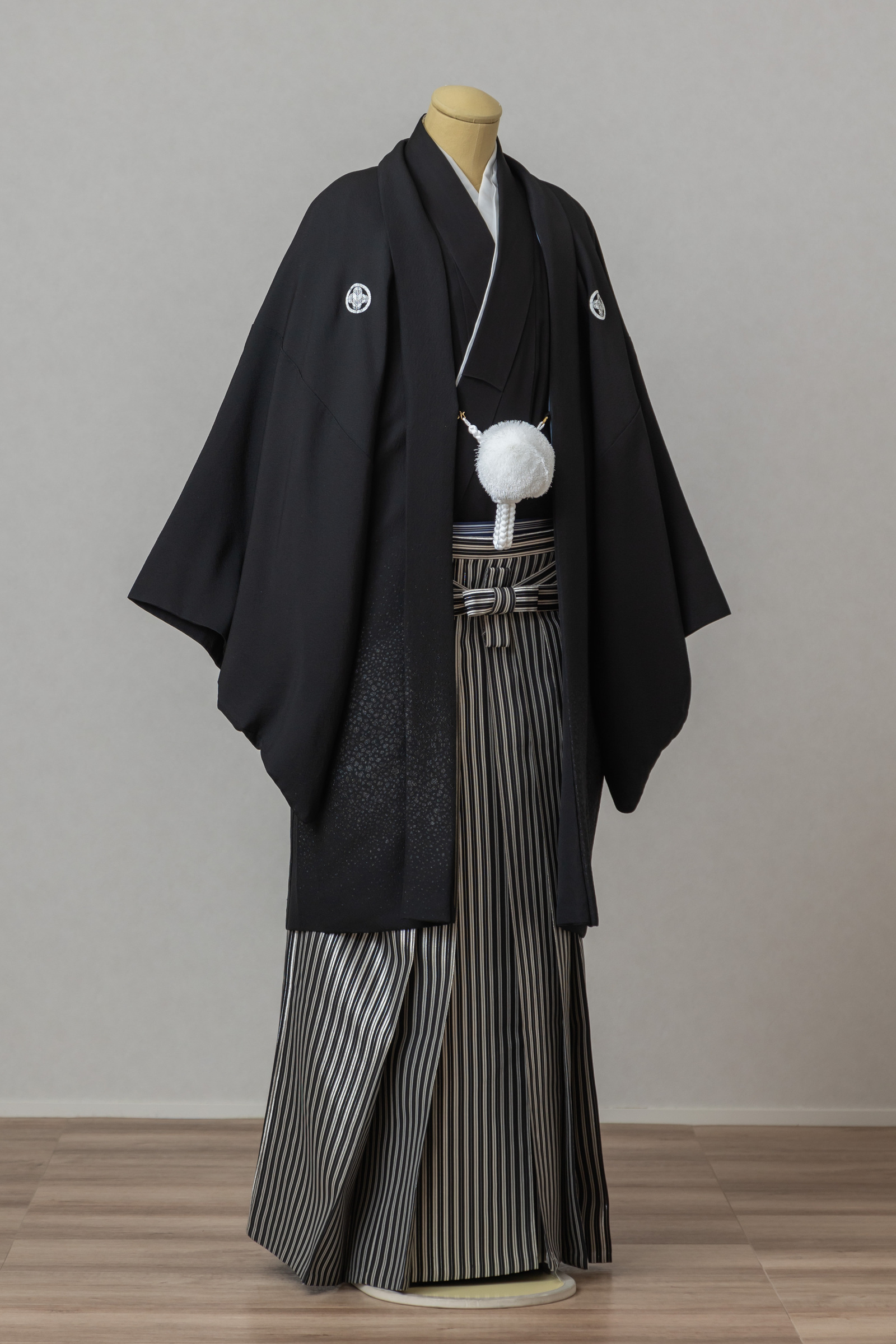 紋付・袴M_020　M_030「黒箔紋付_縞ラメ袴」スライド1