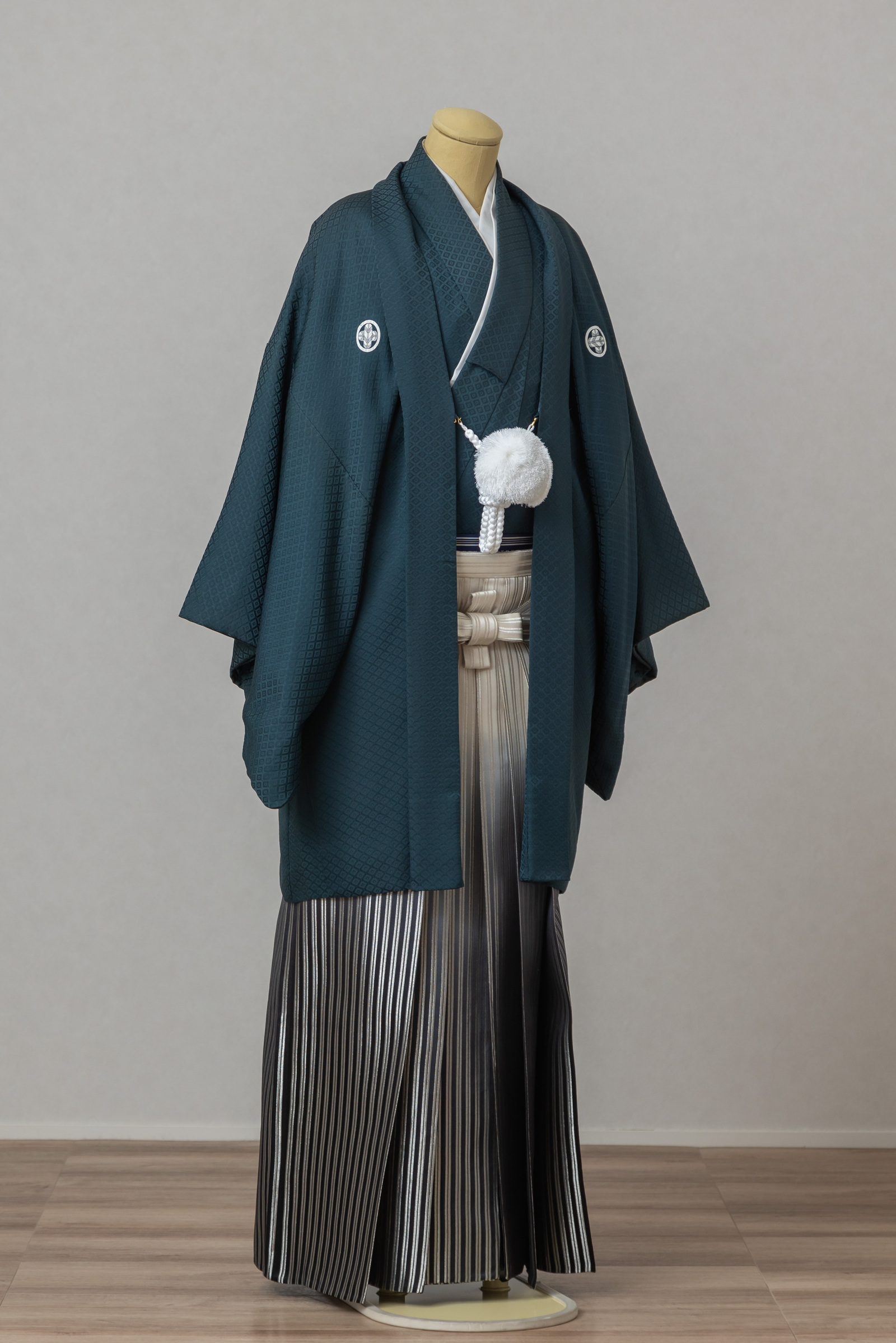 紋付・袴M_026　M_008「深緑紋付×グラデ袴」スライド1