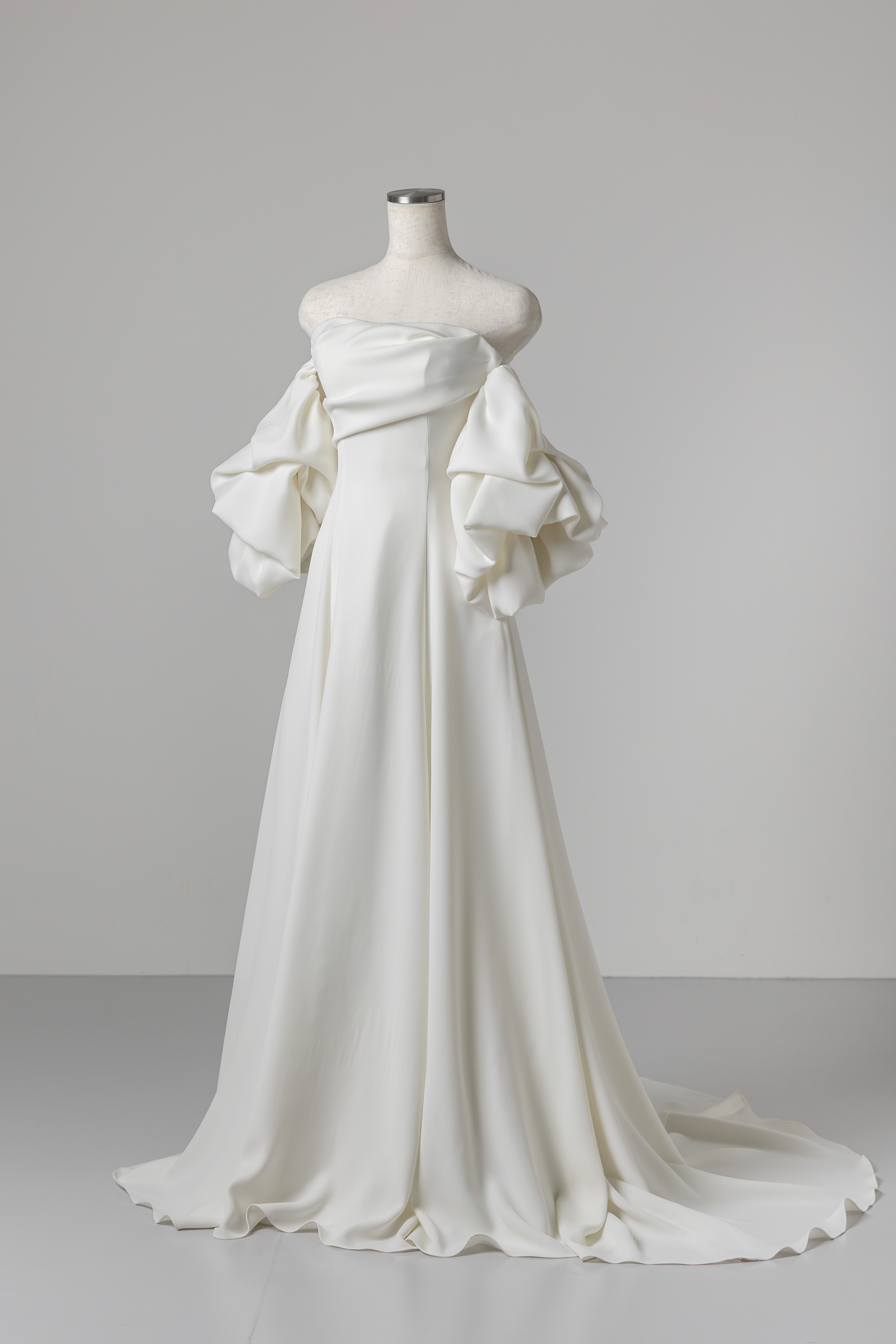 スレンダーラインWD_156「ワンショルダーとパフスリーブで魅せる、3Wayエレガントドレス」スライド2