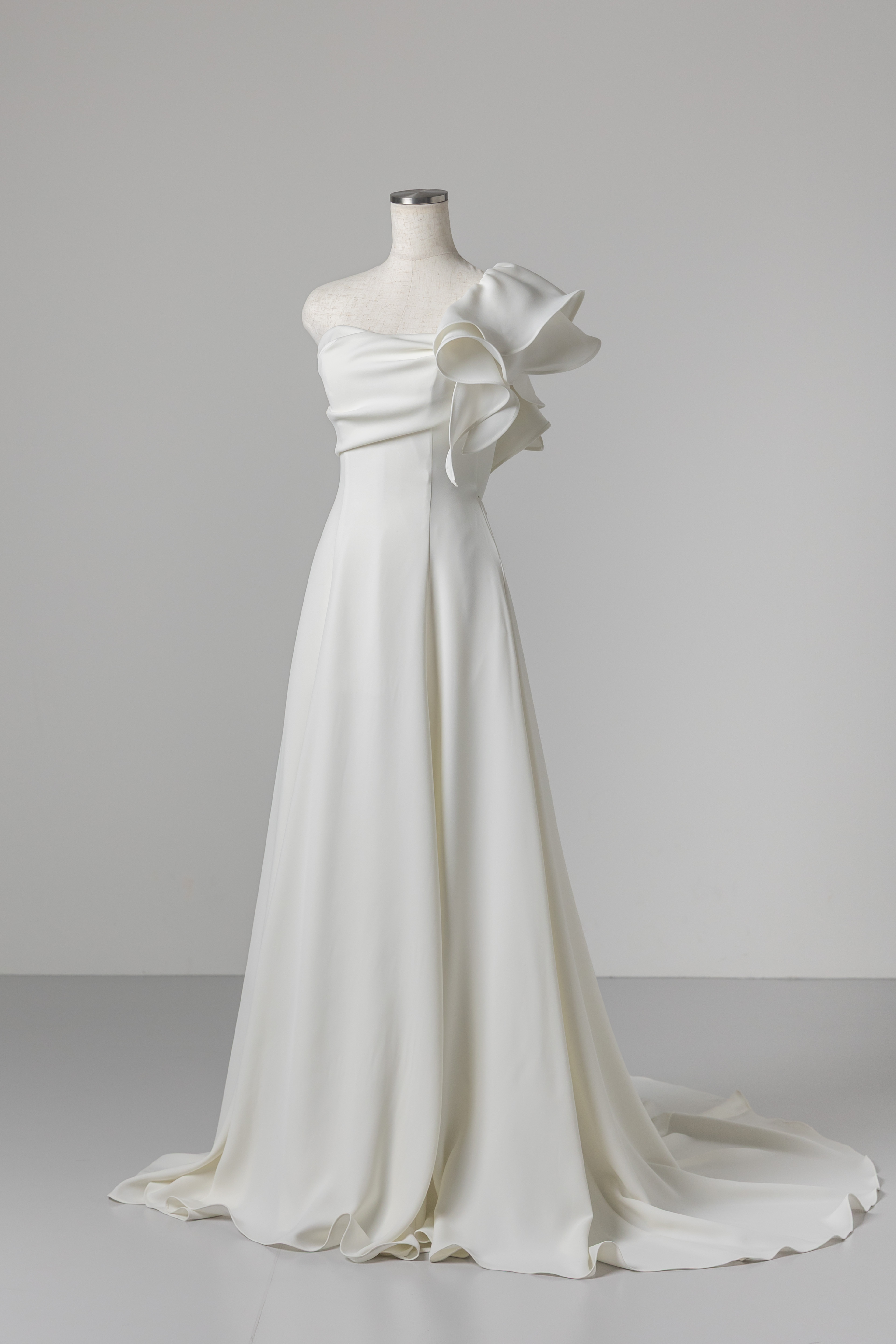 スレンダーラインWD_156「ワンショルダーとパフスリーブで魅せる、3Wayエレガントドレス」スライド1