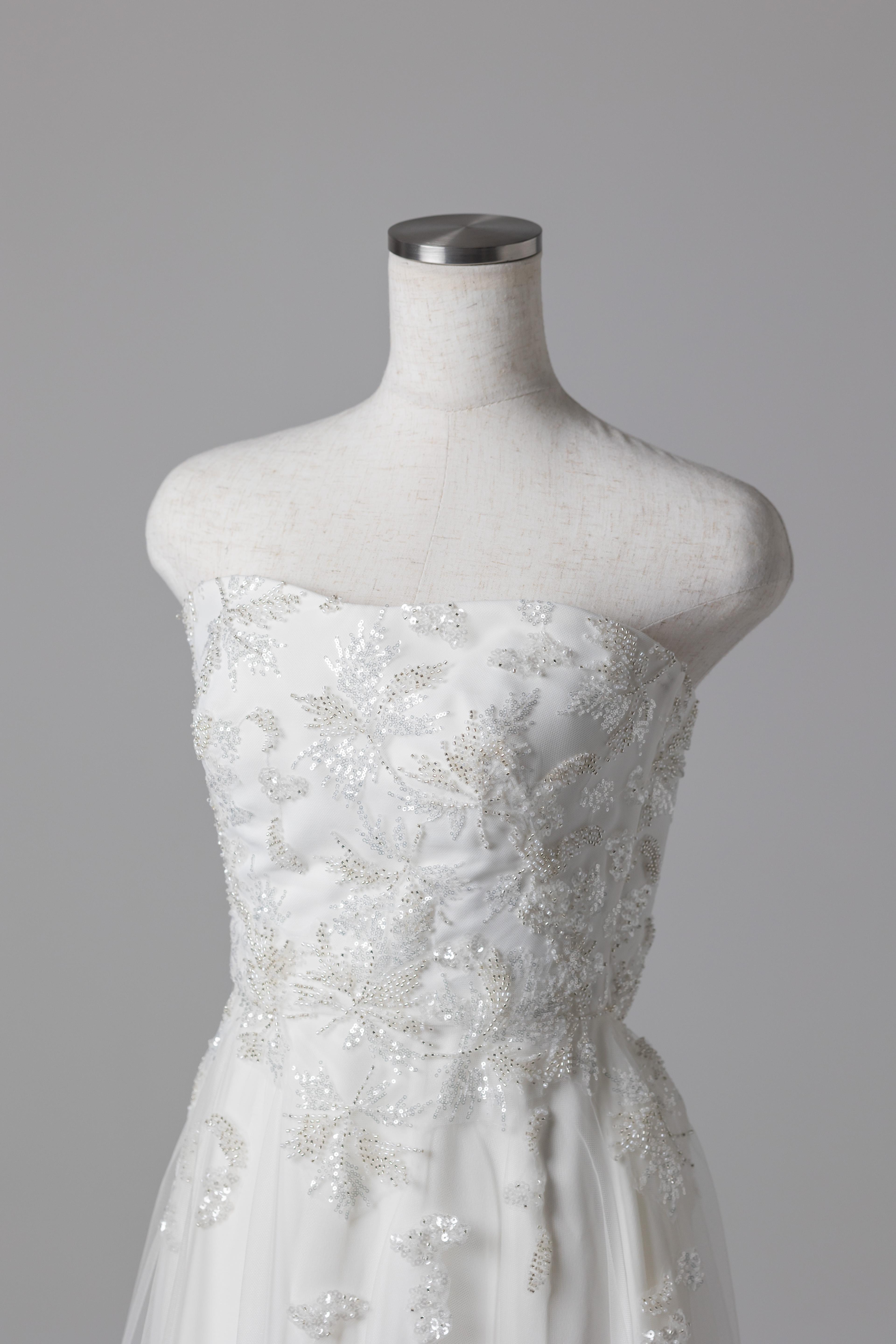 スレンダーラインWD_157「フリルケープ✕ビージングレースのシンプル美」スライド3