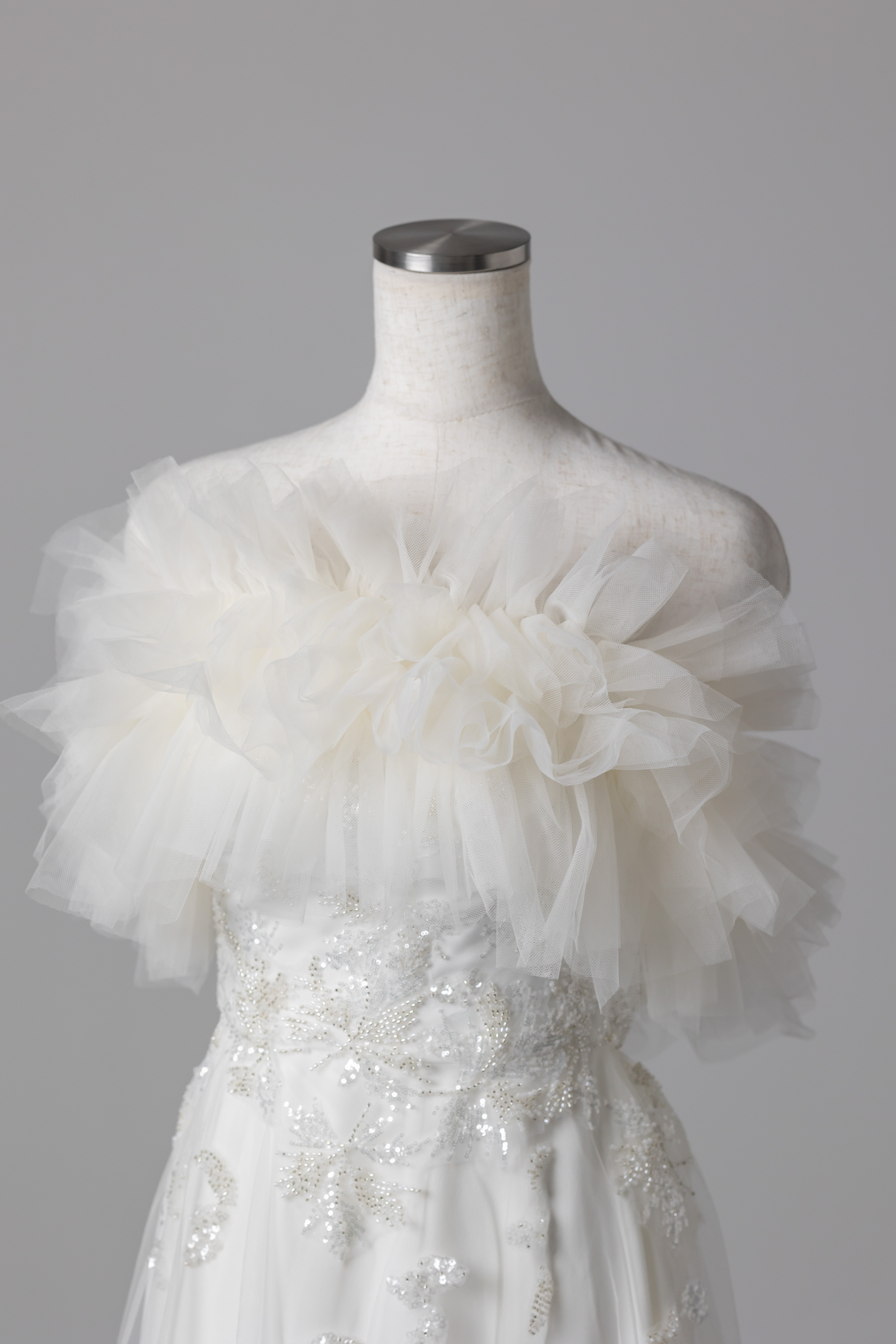 スレンダーラインWD_157「フリルケープ✕ビージングレースのシンプル美」スライド2