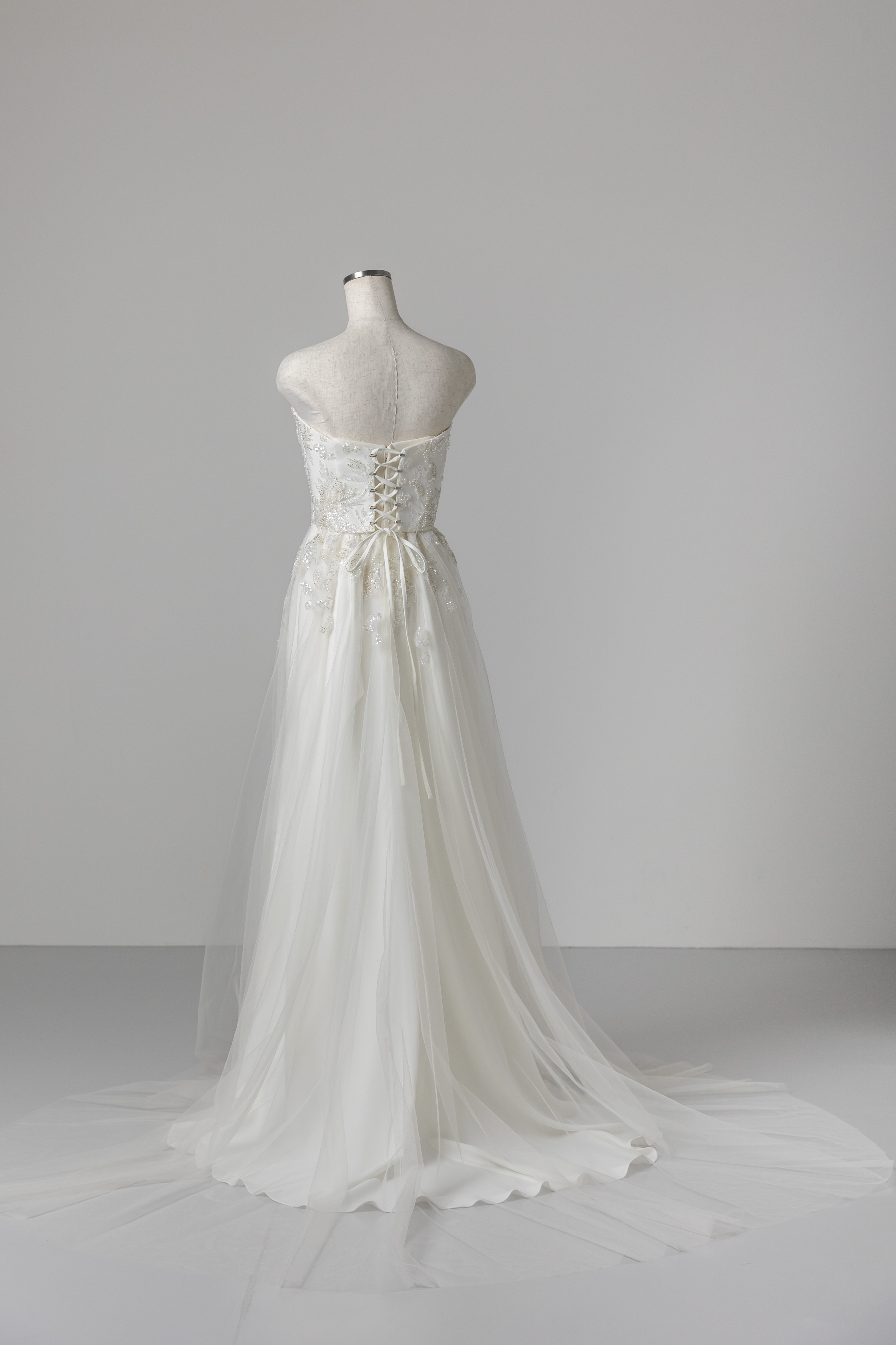 スレンダーラインWD_157「フリルケープ✕ビージングレースのシンプル美」スライド4