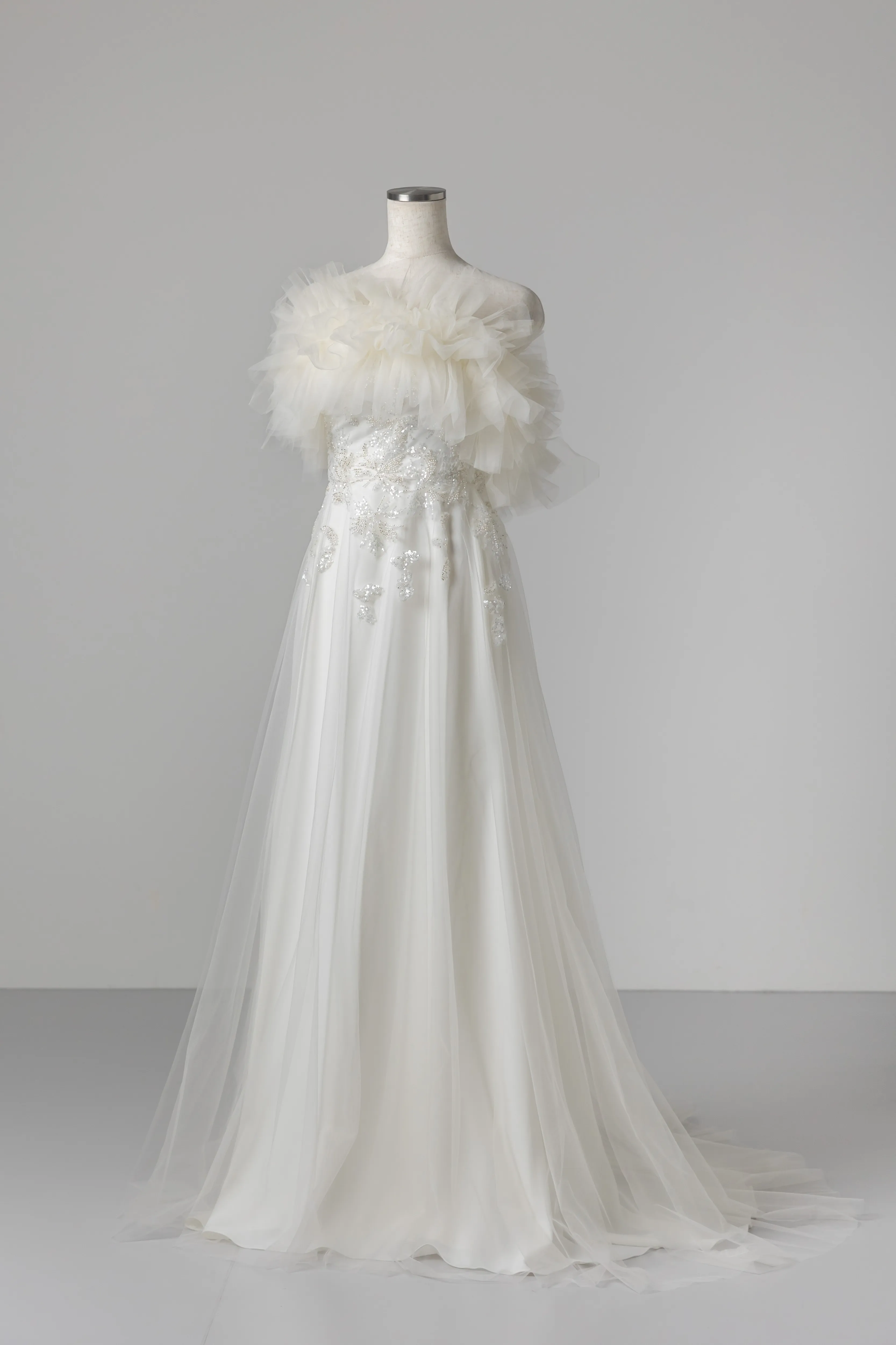 スレンダーラインWD_157「フリルケープ✕ビージングレースのシンプル美」スライド1