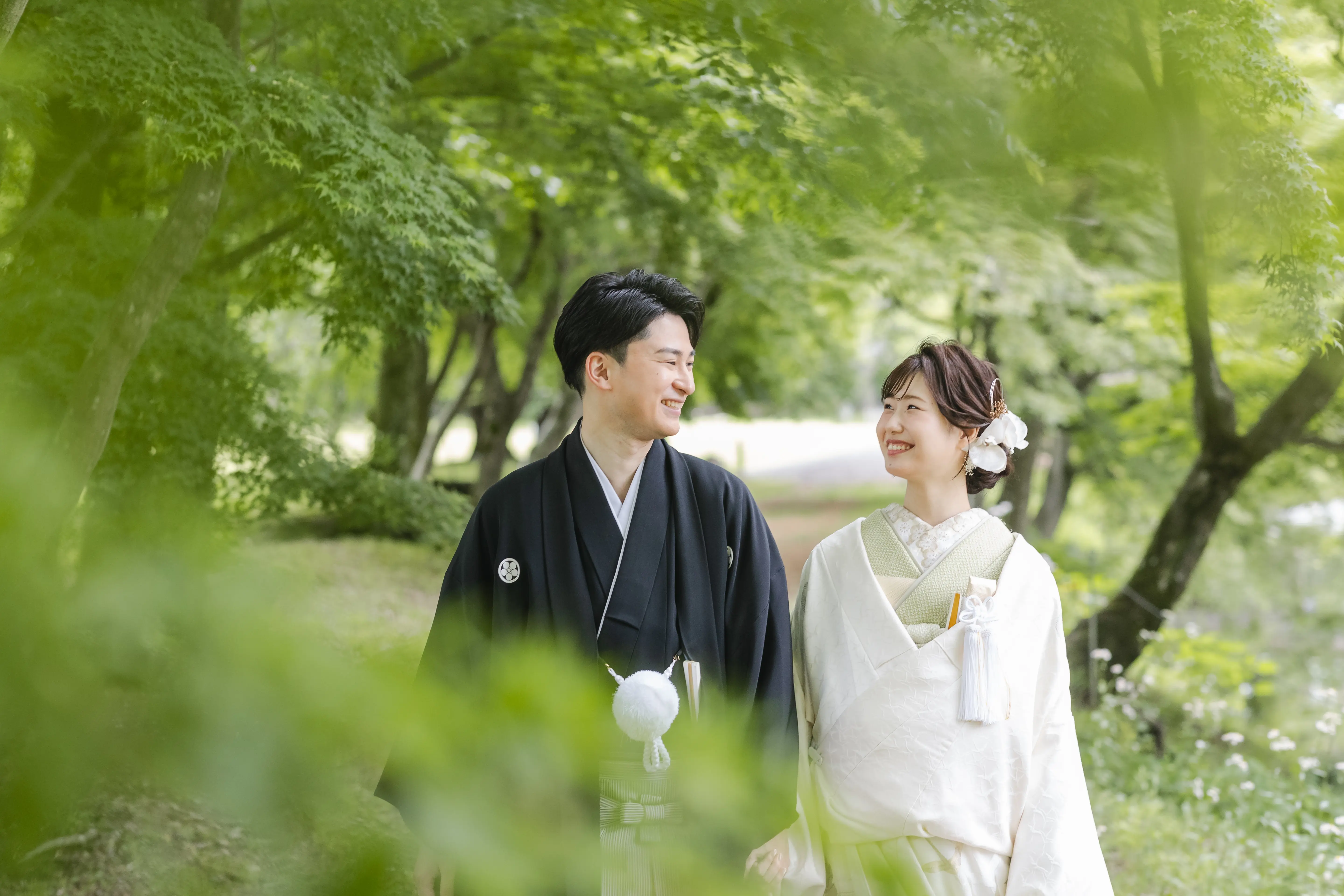 京都の大覚寺で、前撮りをする和装のカップル